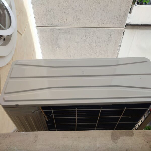 Εξωτερική μονάδα κρεμασμένη στο κενό